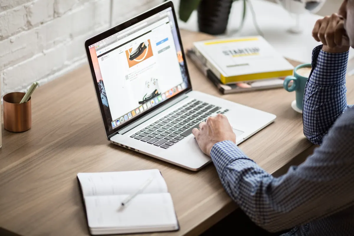Stagiaire en formation sur ordinateur portable